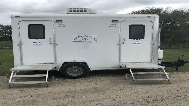 Three Advantages of Working With Portable Toilets in Brazoria