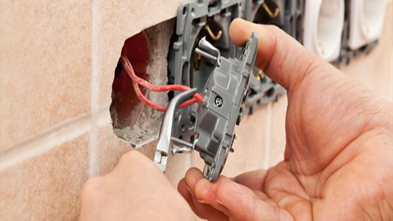 Differences Between a Commercial & Industrial Electrician in Keizer OR